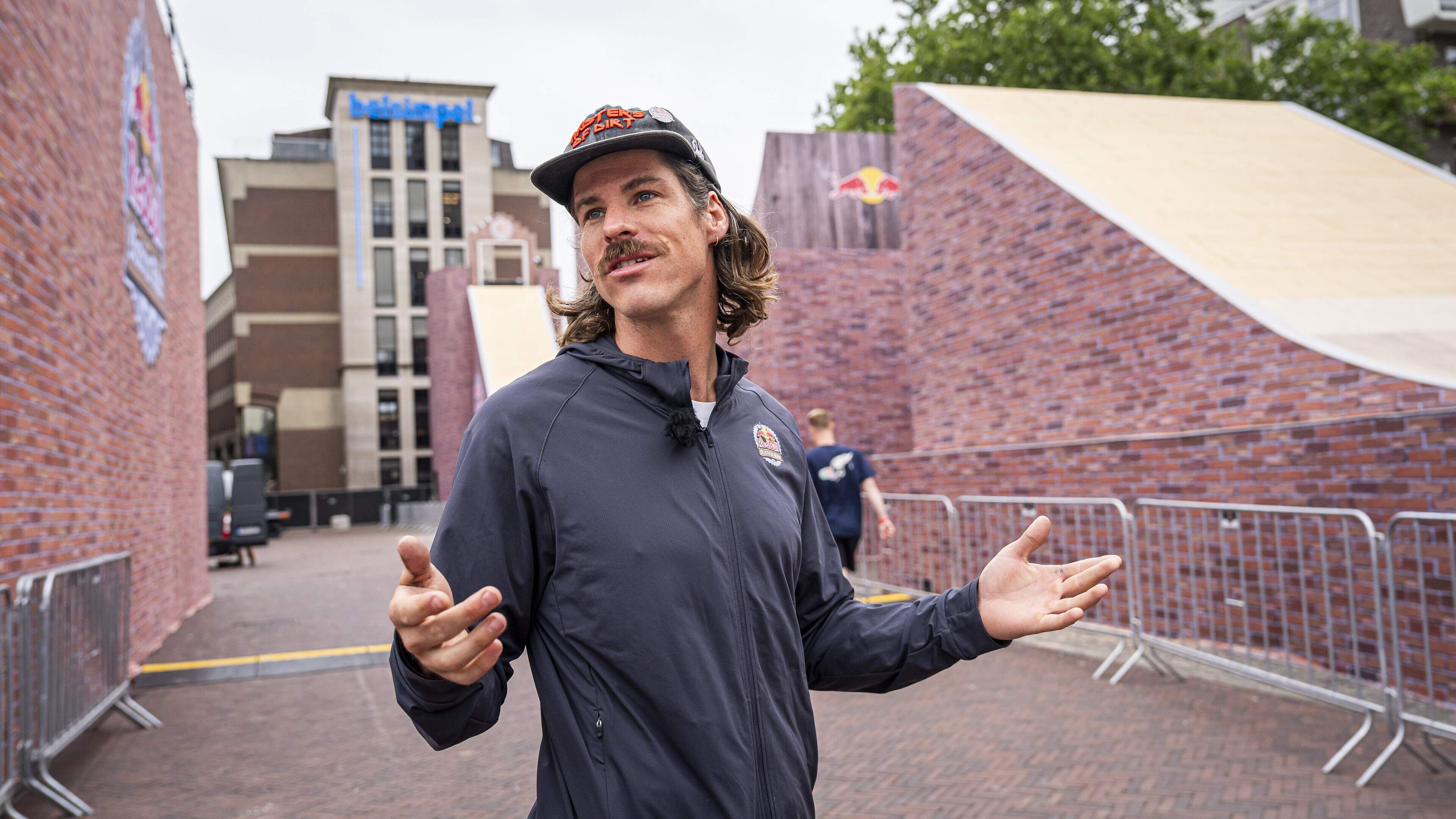 Hoe maak je ’heuvels’ in plat Groningen? Desmond (35) gebruikt zo’n beetje al het steigermateriaal u